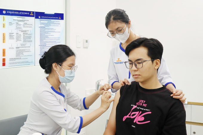 Nam thanh niên đến VNVC tiêm phòng HPV cùng bạn gái để cùng nhau phòng bệnh. Ảnh: Bình An