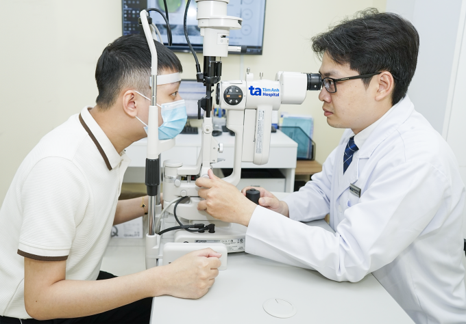 Bác sĩ Huy khám mắt cho một nam thanh niên. Ảnh minh họa: Bệnh viện Đa khoa Tâm Anh