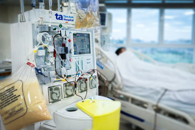 Túi màu vàng đục (bên dưới) chứa mỡ máu (triglycerid) được lọc ra từ máu của bệnh nhân viêm tụy cấp. Ảnh: Bệnh viện Đa khoa Tâm Anh