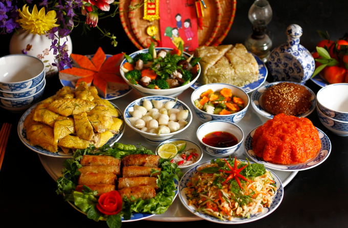 Tuân thủ chế độ ăn uống nghiêm ngặt sẽ hạn chế nguy cơ khởi phát bệnh trong ngày Tết. Ảnh: Bùi Thủy