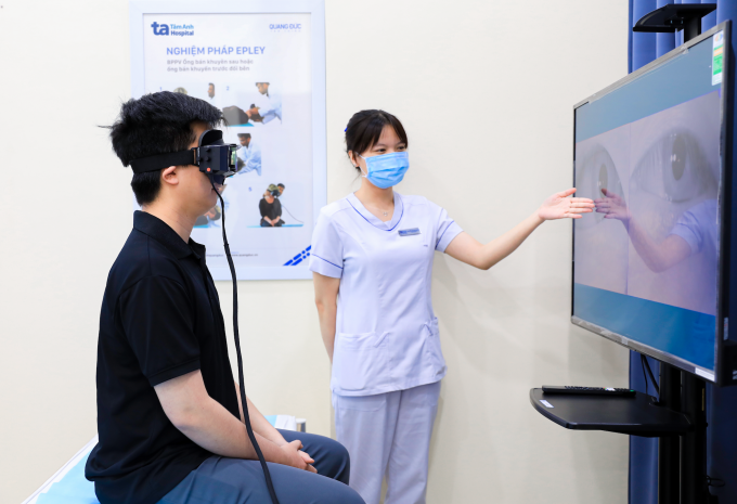 Người bệnh đang được kiểm tra chức năng tiền đình bằng công nghệ ảnh động nhãn đồ (VNG) ứng dụng AI. Ảnh: Phòng khám Đa khoa Tâm Anh Quận 7