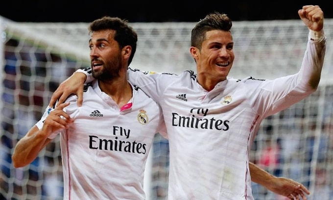 Arbeloa (trái) chia vui với Ronaldo thời cả hai còn chung sức phụng sự Real. Ảnh: AFP