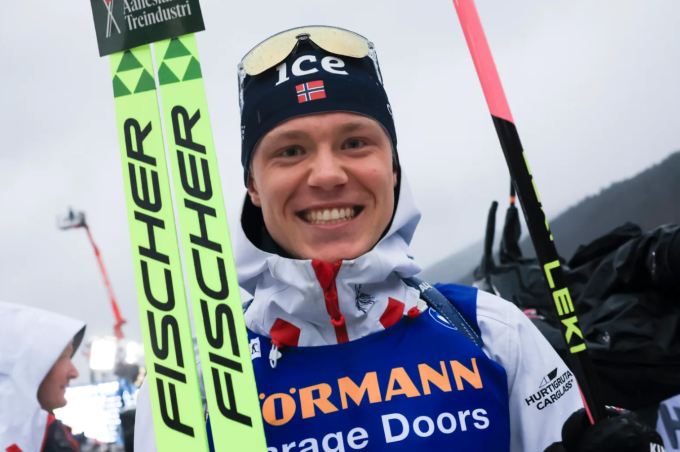 Martin Uldal mừng chiến thắng nội dung chạy nước rút 10km tại Annecy - Le Grand Bornand ở Biathlon World Cup 2024. Ảnh: NordicFocus