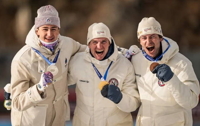 Eric Perrot (Pháp), Johan-Olav Botn (Na Uy) và Sturla Holm Laegreid (Na Uy) ăn mừng sau khi giành huy chương ở nội dung 20 km cá nhân nam môn biathlon, ngày thi đấu thứ tư Olympic mùa Đông Milan-Cortina 2026. Ảnh: Shutterstock