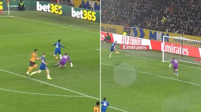 Hai pha bỏ lỡ trước khung thành trống của Estevao và Liam Delap.