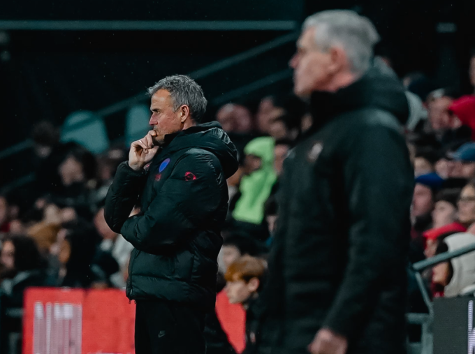 HLV Luis Enrique phản ứng trong trận. Ảnh: PSG