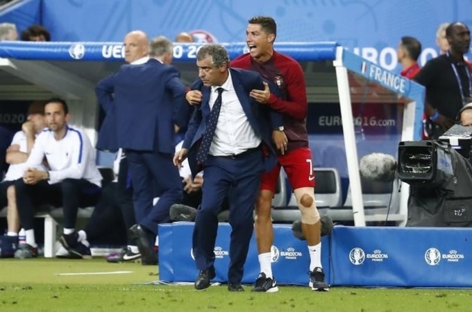 Ronaldo ôm HLV Fernando Santos trong trận chung kết Euro 2016 trên sân Stade de France, Pháp ngày 16/7/2016. Ảnh: Reuters