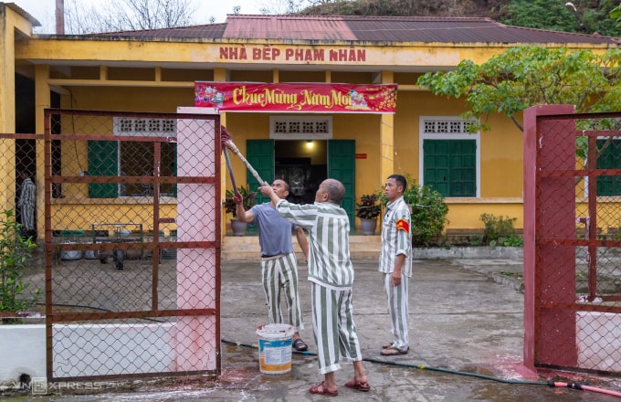 Phạm nhân tại giam Nghĩa An, tỉnh Quảng Trị trang trí không gian đón Tết. Ảnh: Hoàng Táo