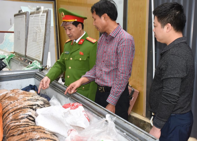 Nghi can Hoàng Cao Đạt (áo kẻ sọc) chỉ nơi cất giấu hổ cấp đông. Ảnh: Lam Sơn