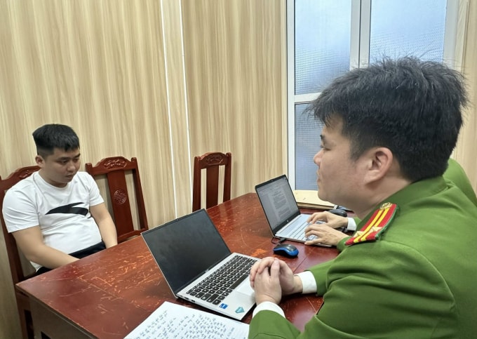 Cảnh sát lấy lời khai Nguyễn Doãn Sơn. Ảnh: Lam Sơn