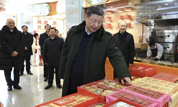 Chủ tịch Trung Quốc Tập Cận Bình trong chuyến ghé thăm tiệm bánh Đạo Hương Thôn ở thủ đô Bắc Kinh hồi đầu tuần. Ảnh: Xinhua