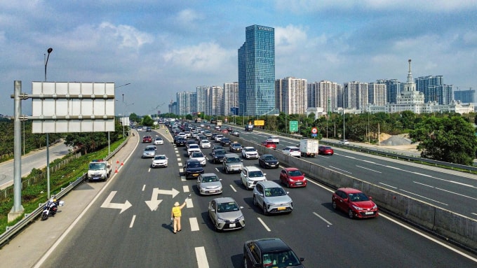 [Caption]Dòng phương tiện di chuyển trên quốc lộ 5B, sáng 14/2. Ảnh: Minh Quang