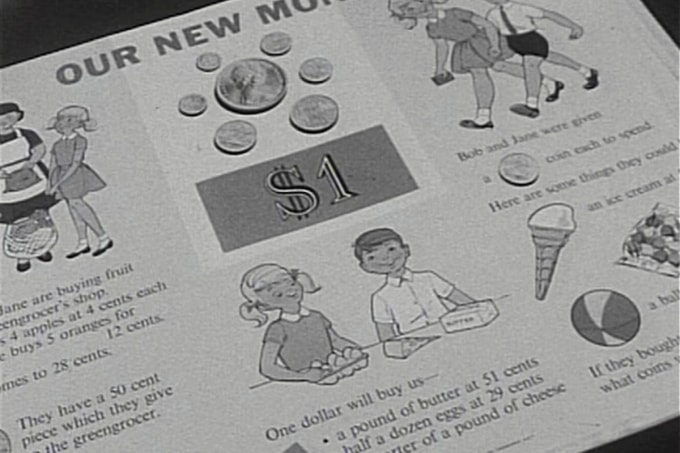 Hướng dẫn dành cho học sinh về hệ tiền thập phân tại Australia trước ngày chuyển đổi 14/2/1966. Ảnh: ABC News