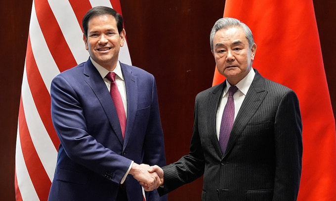 Ngoại trưởng Mỹ Marco Rubio (trái) và Ngoại trưởng Trung Quốc Vương Nghị (phải) trong cuộc gặp ở Munich, Đức ngày 12/2. Ảnh: AFP