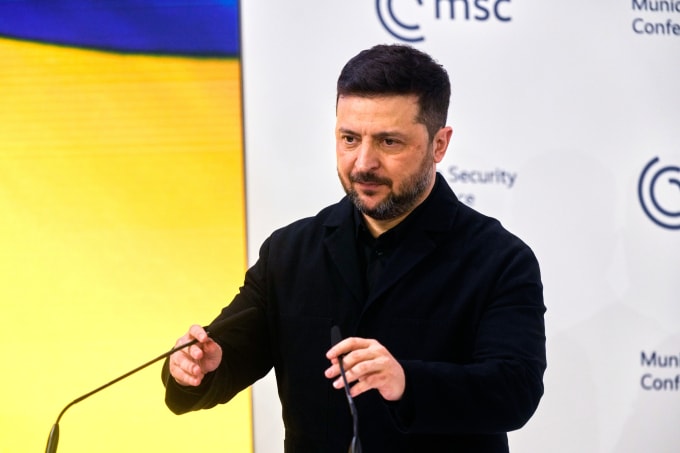 Tổng thống Ukraine Volodymyr Zelensky chuẩn bị phát biểu trong một phiên thảo luận tại Diễn đàn An ninh Munich, thành phố Munich, Đức ngày 14/2. Ảnh: AP