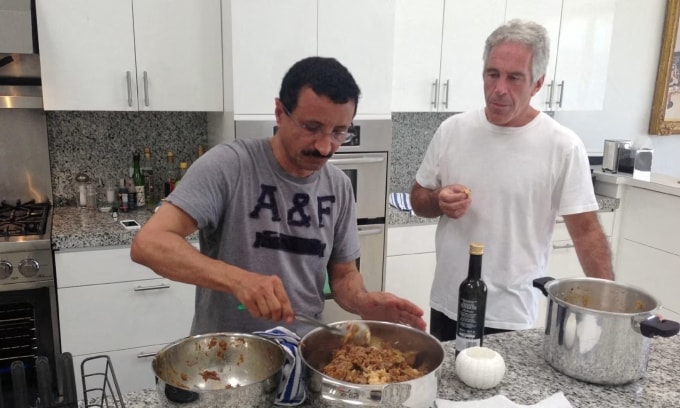Doanh nhân UAE Ahmed bin Sulayem (trái) trong ảnh chụp với Jeffrey Epstein trong tài liệu được Bộ Tư pháp Mỹ công bố. Ảnh: Reuters