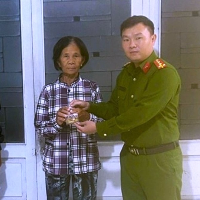 Bà Đinh Thị Lan được Công an xã Bắc Bình trao lại toàn bộ số vàng bị đánh rơi. Ảnh: Nguyễn An