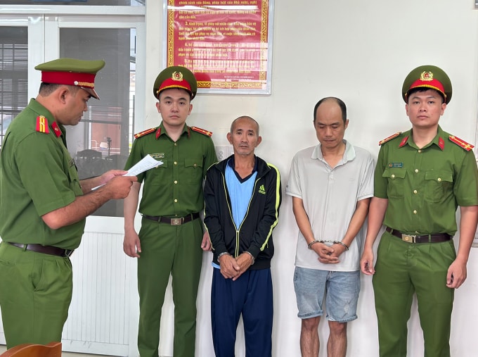 Lê Thanh Bân (trái) và Đoàn Quang Lân tại cơ quan điều tra. Ảnh: Công an TP HCM