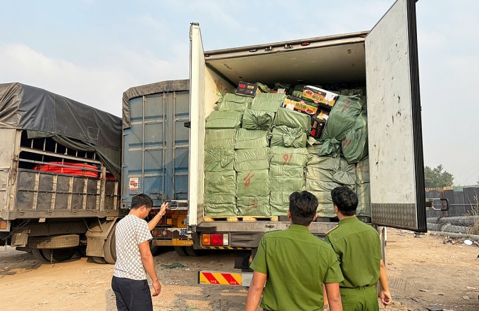 Cảnh sát kiểm tra xe tải đông lạnh. Ảnh: Công an TP HCM