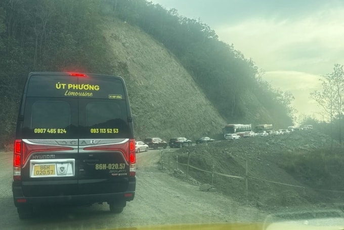 Xe xếp hàng dài trên đèo Đại Ninh, chiều 14/2. Ảnh: Nguyệt Quế