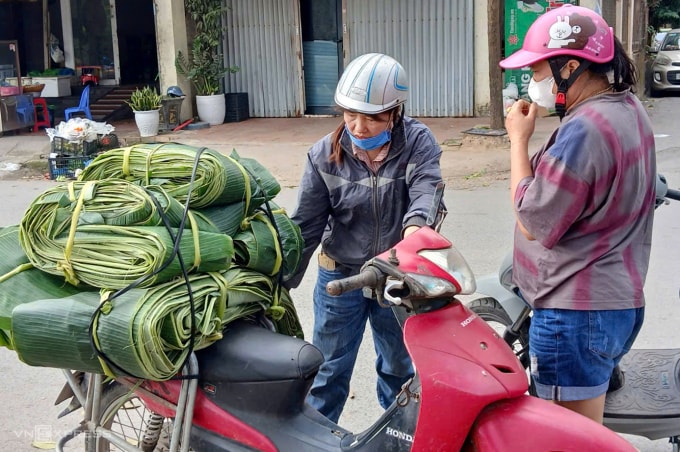 Chị Đoàn Thị Hạnh cho khách mua xem hàng tại điểm tập kết trên phố Lò Chum. Ảnh: Lường Toán