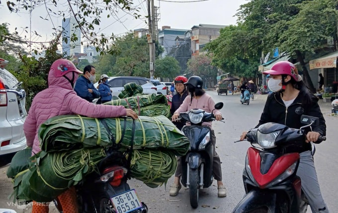 Người dân và thương lái đến điểm tập kết ở phố Lò Chum, phường Hạc Thành mua bán lá chuối ngày áp tết. Ảnh: Lường Toán