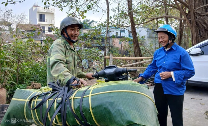 Ông Nguyễn Văn Hải và vợ khoe vừa mua được khoảng 100 kg lá chuối từ vựa chuối khu vực Vĩnh Lộc. Ảnh: Lường Toán