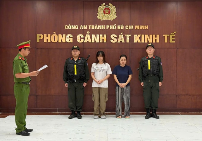 Trần Thị Thúy Lan (nữ, áo tối màu bên phải) cùng Nguyễn Lương Mai Thy bị bắt. Ảnh: Công an TP HCM