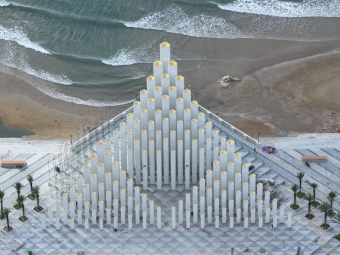 Tháp Tam Thắng và Tượng đài Giọt nước là những biểu tượng nhân văn của đô thị TP HCM. Ảnh: Sun Group