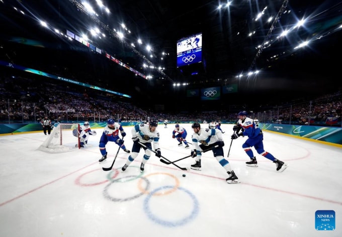 Đội tuyển Slovakia (xanh) đối đầu Phần Lan trong trận vòng loại bảng B môn khúc côn cầu trên băng nam tại Thế vận hội Mùa đông Milan-Cortina 2026 ở Milan, Italy, ngày 11/2/ 2026. Ảnh: Xinhua