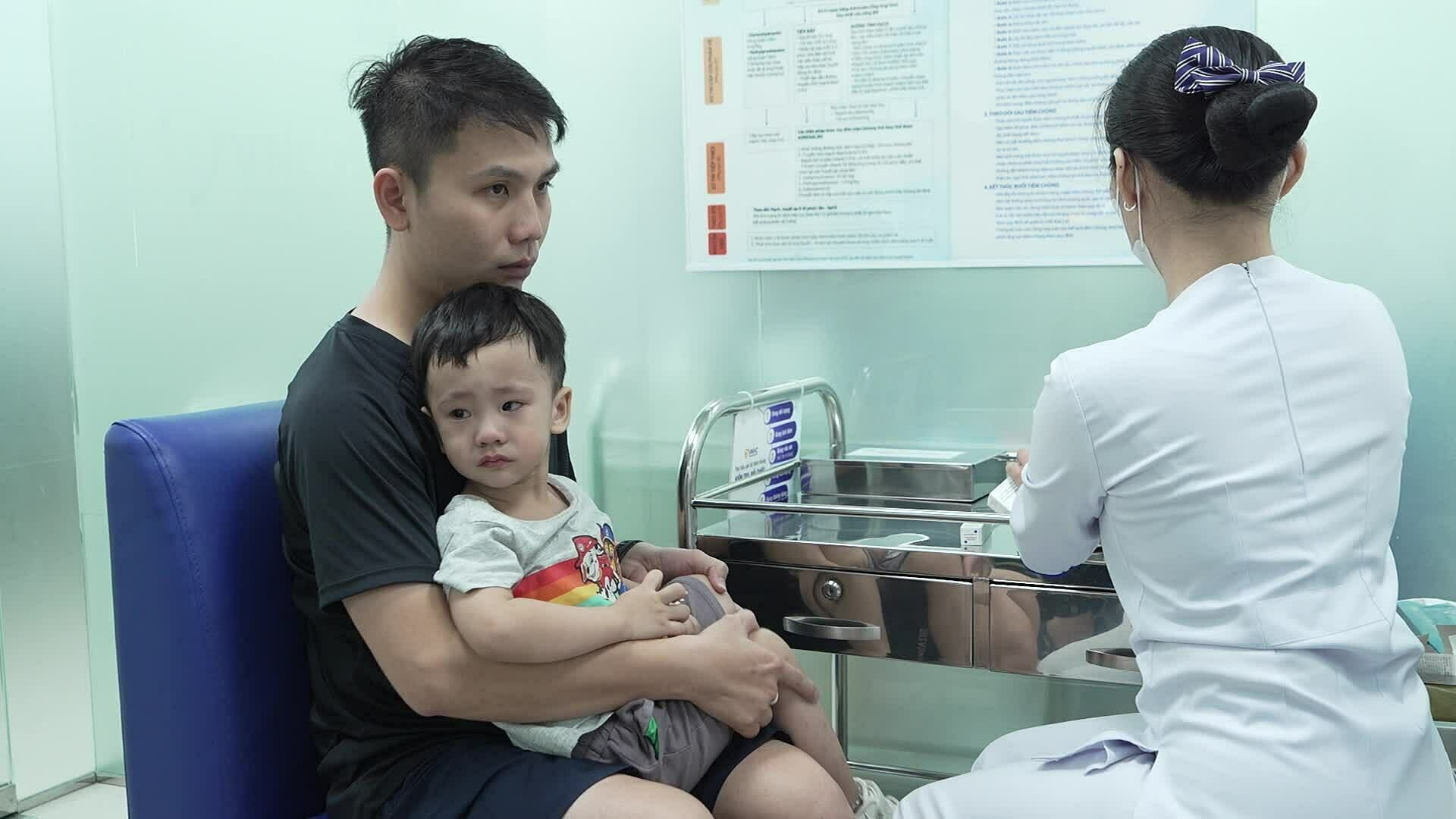 Gia đình tiêm vaccine não mô cầu đón Tết