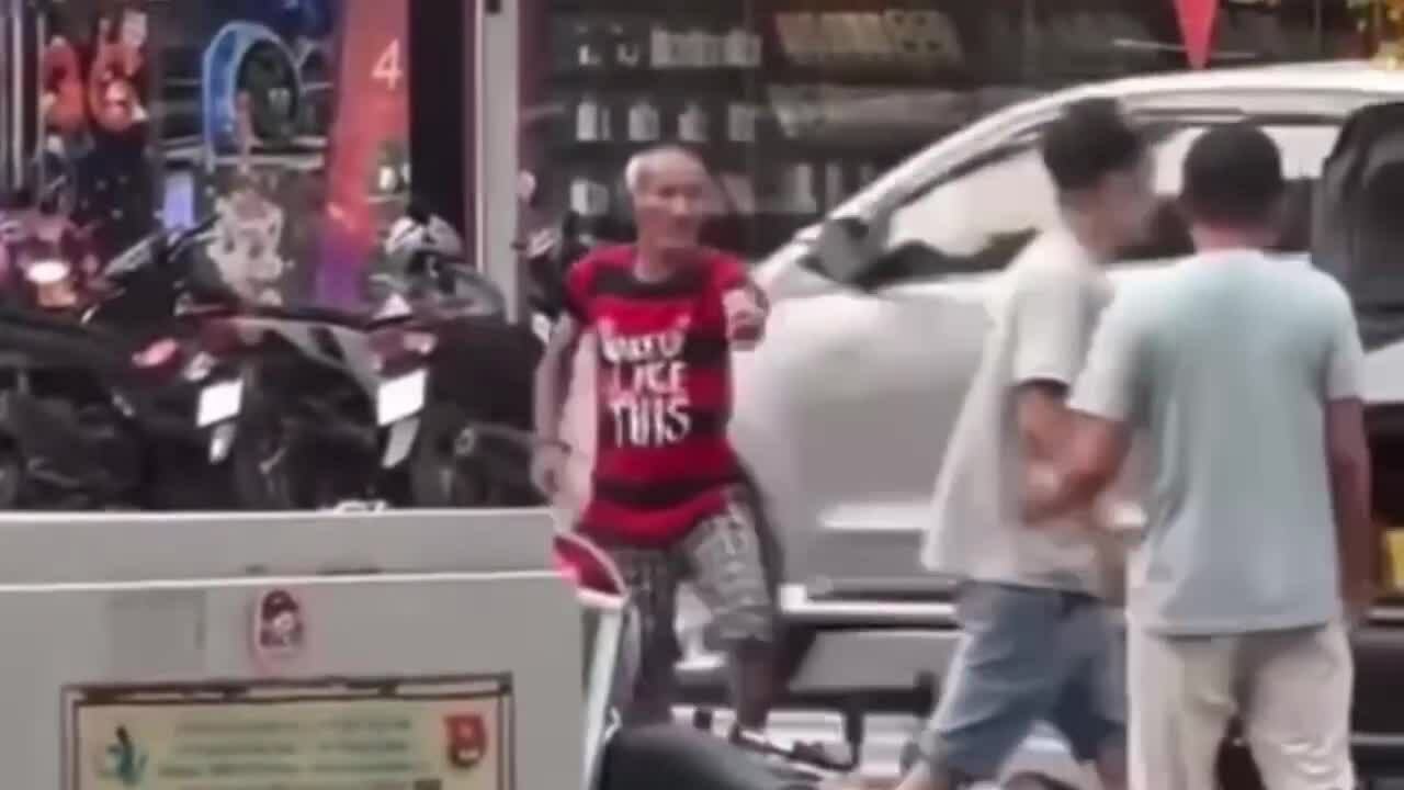 Hai người cầm hung khí đánh nhau sau va chạm giao thông ở TP HCM