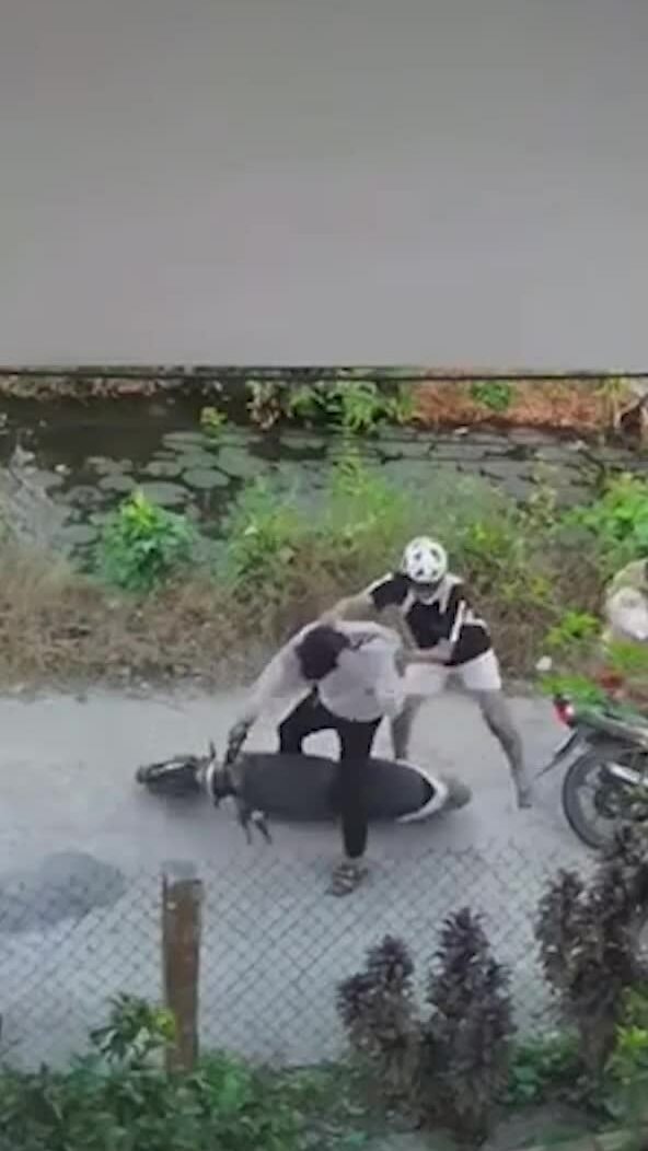 Hành hung nam sinh sau va chạm giao thông