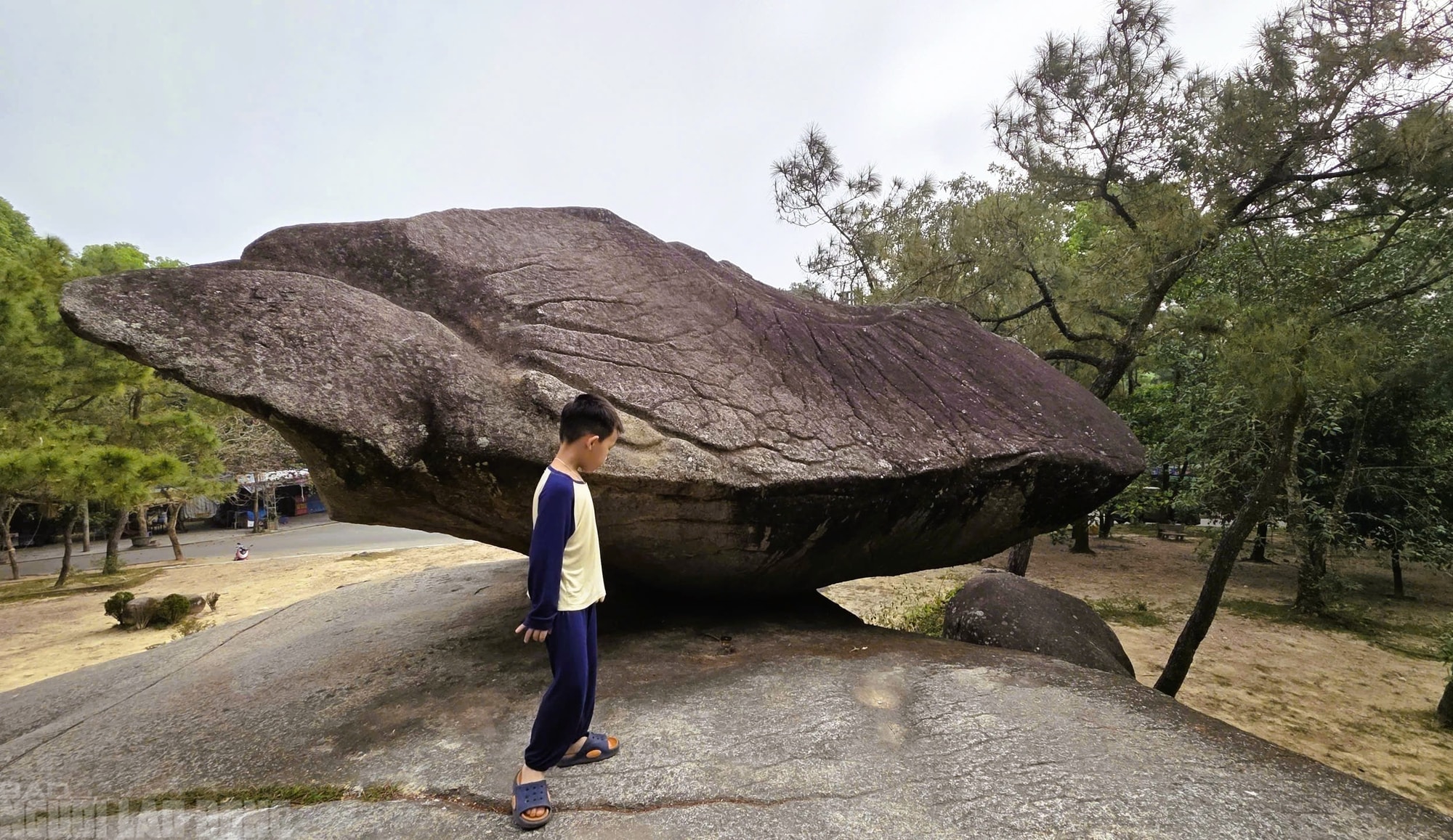 Hai tảng đá "khổng lồ" trên đỉnh núi ở Thanh Hóa - biểu tượng cho mối tình thủy chung - Ảnh 4.