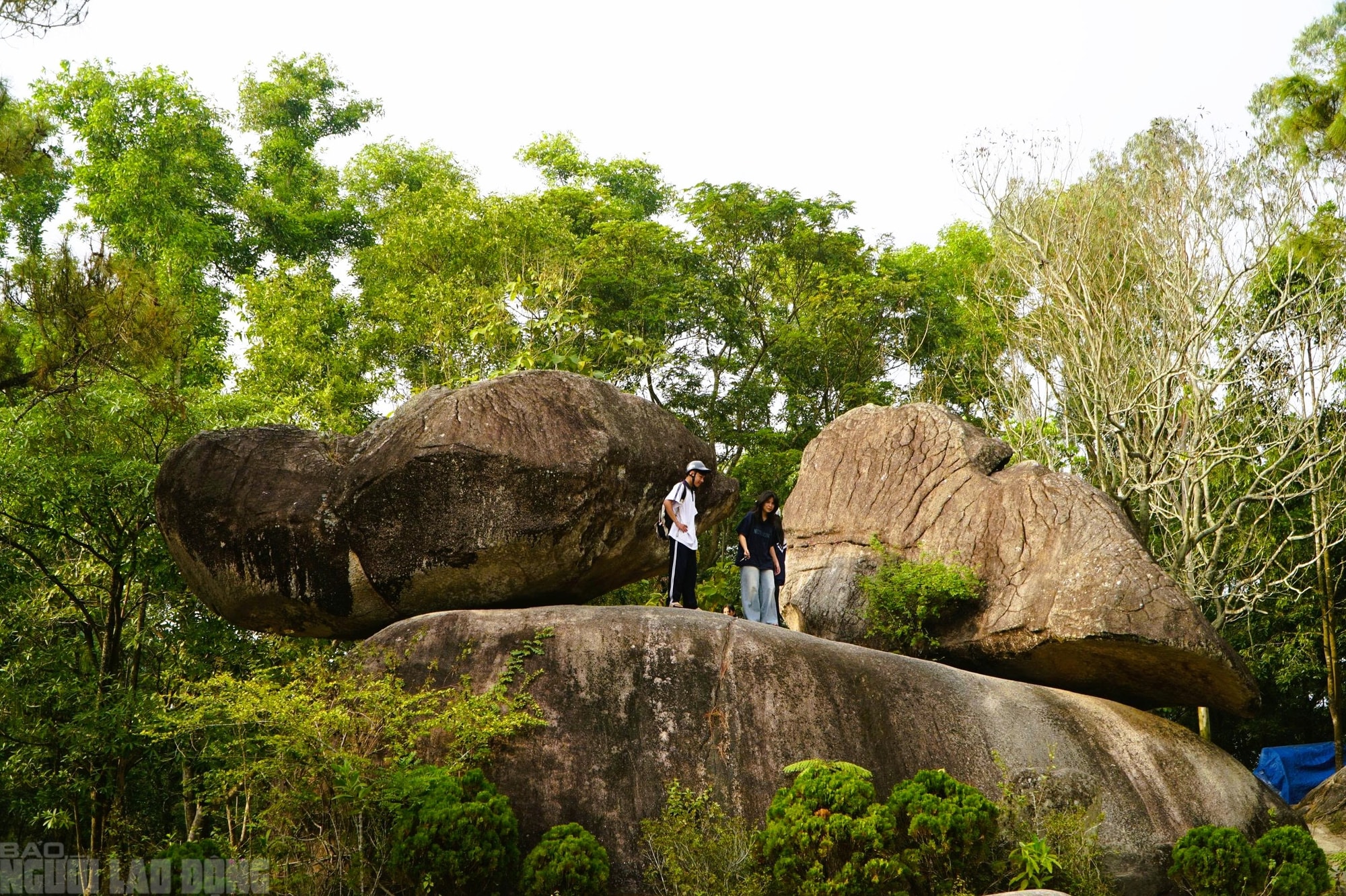Hai tảng đá "khổng lồ" trên đỉnh núi ở Thanh Hóa - biểu tượng cho mối tình thủy chung - Ảnh 1.