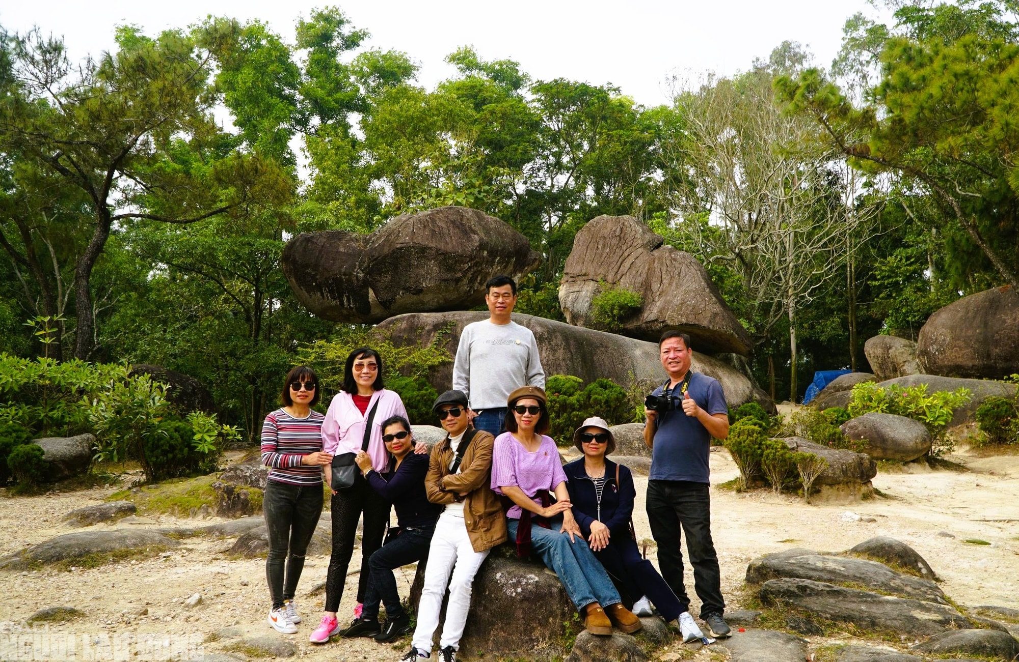 Hai tảng đá "khổng lồ" trên đỉnh núi ở Thanh Hóa - biểu tượng cho mối tình thủy chung - Ảnh 7.