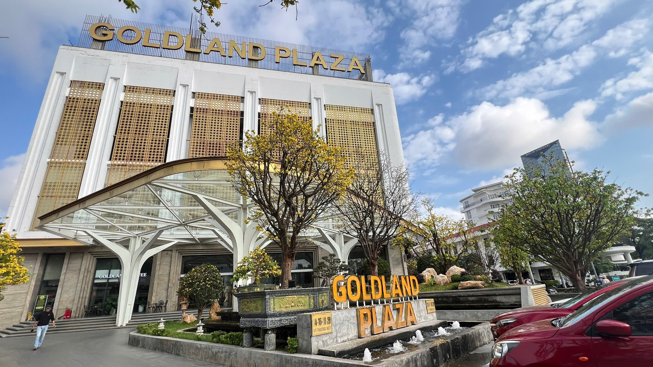 Ngỡ ngàng phố mai vàng ở giao lộ sầm uất bậc nhất xứ Huế - Ảnh 13.