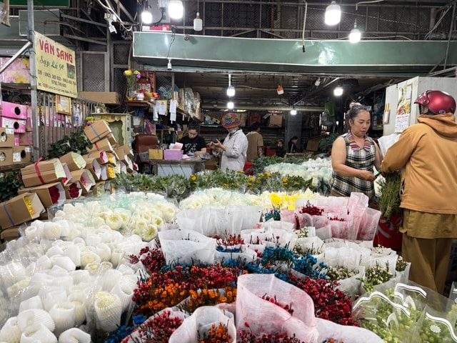Thị trường hoa Tết 2026: Giá cả và xu hướng mua sắm tại chợ đầu mối - Ảnh 6.