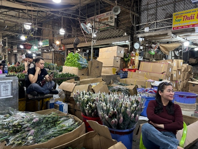 Thị trường hoa Tết 2026: Giá cả và xu hướng mua sắm tại chợ đầu mối - Ảnh 7.