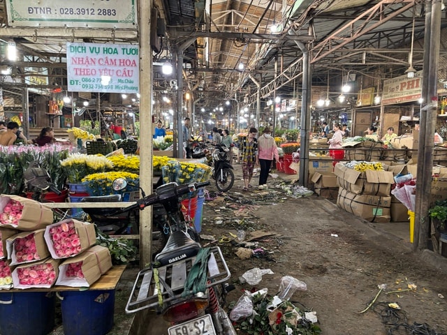 Thị trường hoa Tết 2026: Giá cả và xu hướng mua sắm tại chợ đầu mối - Ảnh 8.