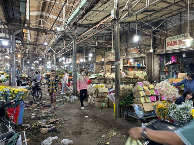 Thị trường hoa Tết 2026: Giá cả và xu hướng mua sắm tại chợ đầu mối - Ảnh 2.