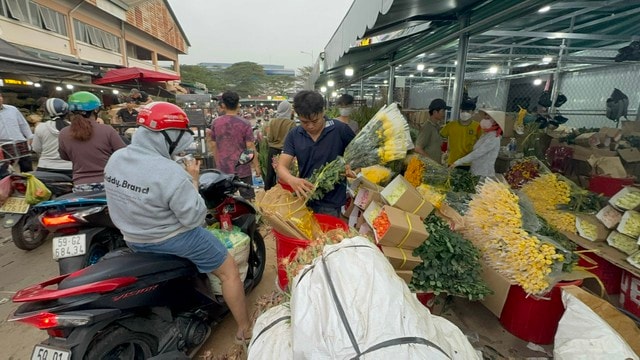 Thị trường hoa Tết 2026: Giá cả và xu hướng mua sắm tại chợ đầu mối - Ảnh 9.