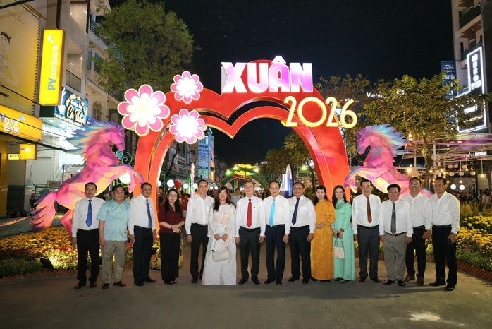 Người dân thích thú check-in tại đường hoa nghệ thuật Cần Thơ trong đêm khai mạc - Ảnh 1.