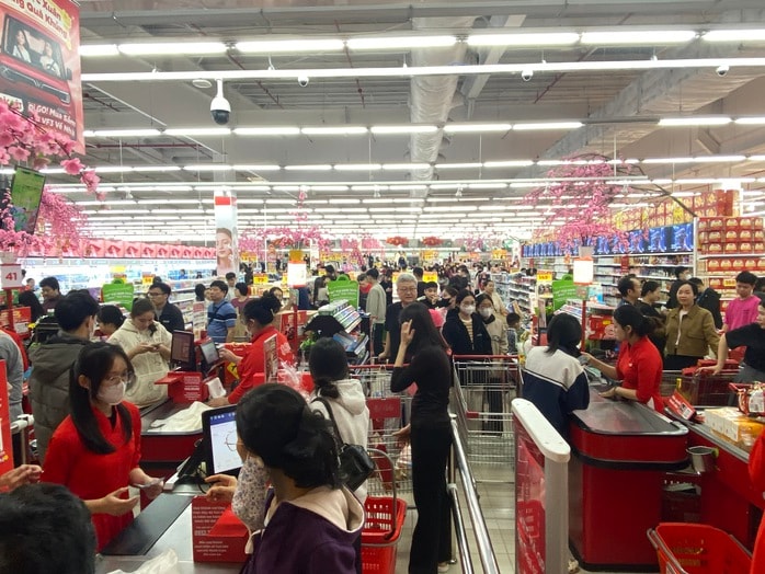Siêu thị đông nghẹt với hàng ngàn người đổ về mua sắm Tết 2026 - Ảnh 2.
