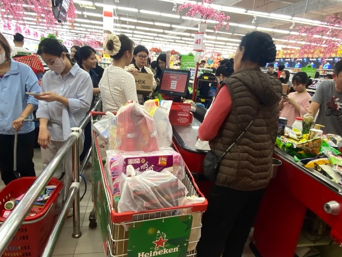 Siêu thị đông nghẹt với hàng ngàn người đổ về mua sắm Tết 2026 - Ảnh 4.