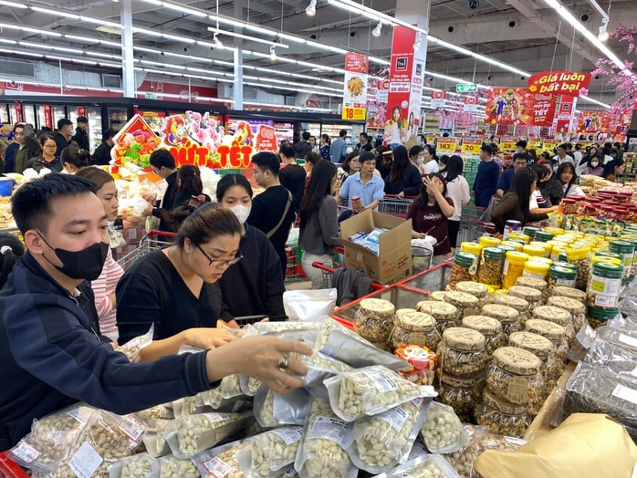 Siêu thị đông nghẹt với hàng ngàn người đổ về mua sắm Tết 2026 - Ảnh 7.