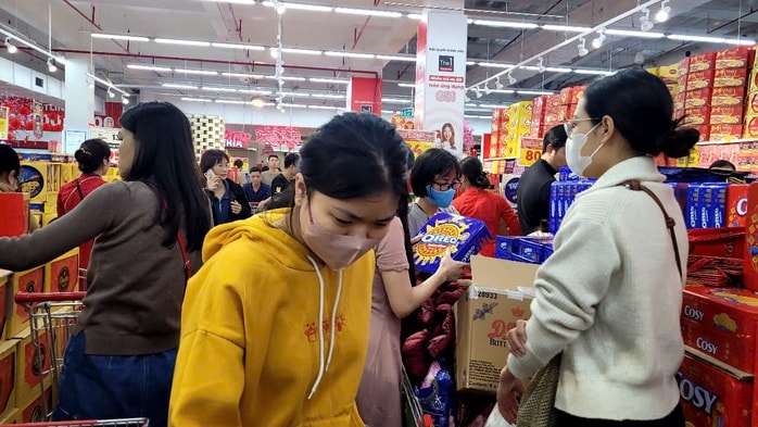Siêu thị đông nghẹt với hàng ngàn người đổ về mua sắm Tết 2026 - Ảnh 1.