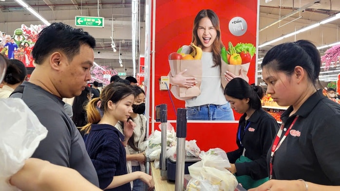 Siêu thị đông nghẹt với hàng ngàn người đổ về mua sắm Tết 2026 - Ảnh 5.