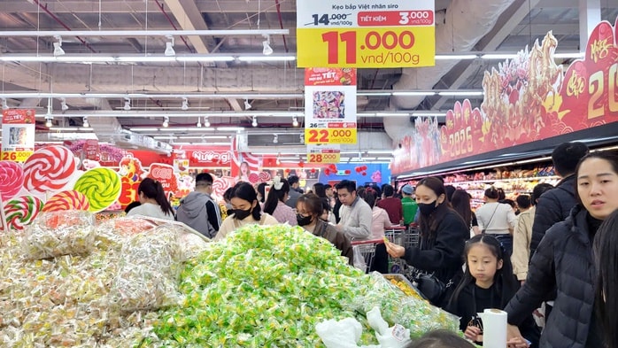 Siêu thị đông nghẹt với hàng ngàn người đổ về mua sắm Tết 2026 - Ảnh 6.