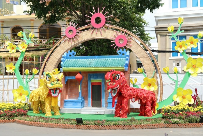 Người dân thích thú check-in tại đường hoa nghệ thuật Cần Thơ trong đêm khai mạc - Ảnh 6.